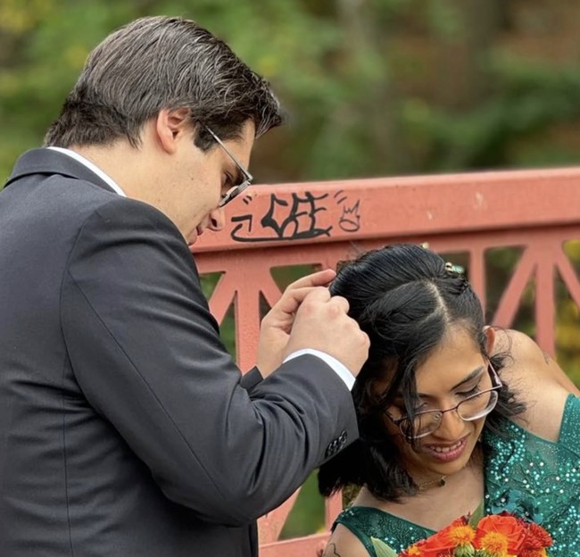 Kini, Carmen, salah satu dari mereka, telah resmi menikah dengan kekasihnya, Daniel McCormack. Foto: dok. Instagram @it.be.dan @carmen_soland
