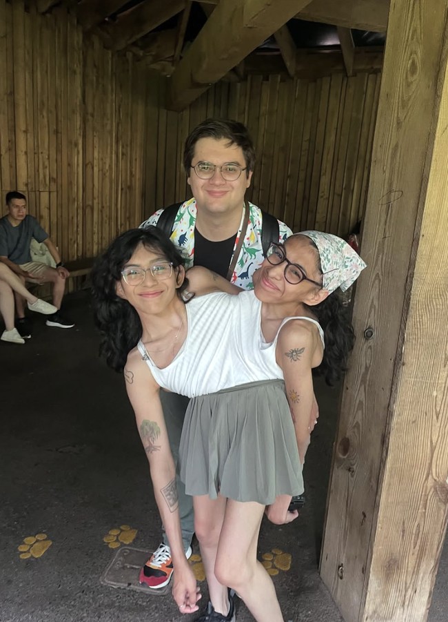 Meski berbagi tubuh, mereka tetap memiliki identitas dan kepribadian berbeda. Lupita, misalnya, adalah aseksual dan tidak tertarik pada hubungan romantis. “Aku tidak menikah,” ujar Lupita dalam video YouTube Overdue Update!. Foto: dok. Instagram @it.be.dan @carmen_soland