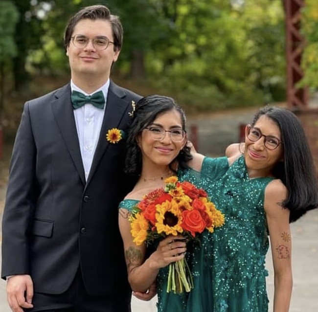 Pernikahan Carmen dan Daniel digelar secara tertutup pada Oktober lalu di Connecticut, hanya dihadiri keluarga dekat. Carmen tampil menawan dalam gaun hijau zamrud berhias payet. “Kami menikah diam-diam bersama keluarga kami,” ungkap Carmen dalam wawancara dengan Today. Foto: dok. Instagram @it.be.dan @carmen_soland