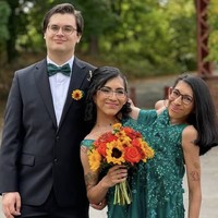 Pernikahan Carmen dan Daniel digelar secara tertutup pada Oktober lalu di Connecticut, hanya dihadiri keluarga dekat. Carmen tampil menawan dalam gaun hijau zamrud berhias payet. “Kami menikah diam-diam bersama keluarga kami,” ungkap Carmen dalam wawancara dengan Today. Foto: dok. Instagram @it.be.dan @carmen_soland