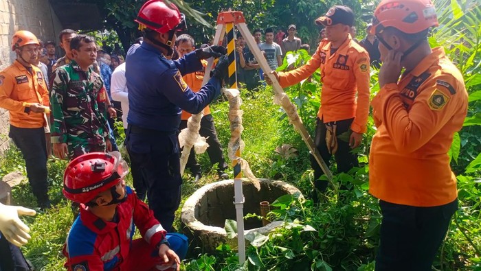 Damkar Bogor mengevakuasi jasad seorang wanita di dalam sumur warga, Rabu (6/8/2025).