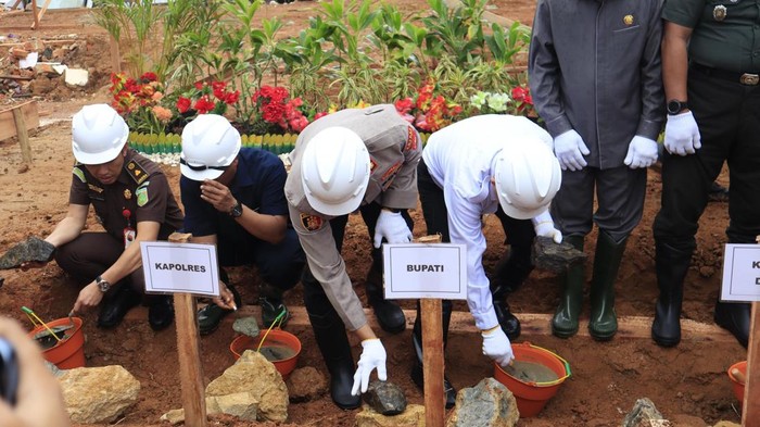 Peletakan batu pertma pembangunan dapur makan bergizi gratis di samping Polsek Sangatta Utara