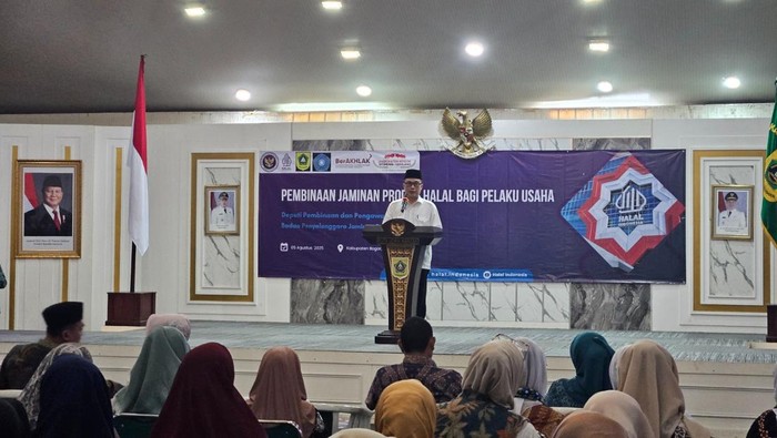Deputi Bidang Pembinaan dan Pengawasan JPH BPJPH, E.A. Chuzaemi Abidin, dalam kegiatan Pembinaan Sertifikasi Halal kepada Pelaku Usaha Mikro dan Kecil di Kabupaten Bogor.