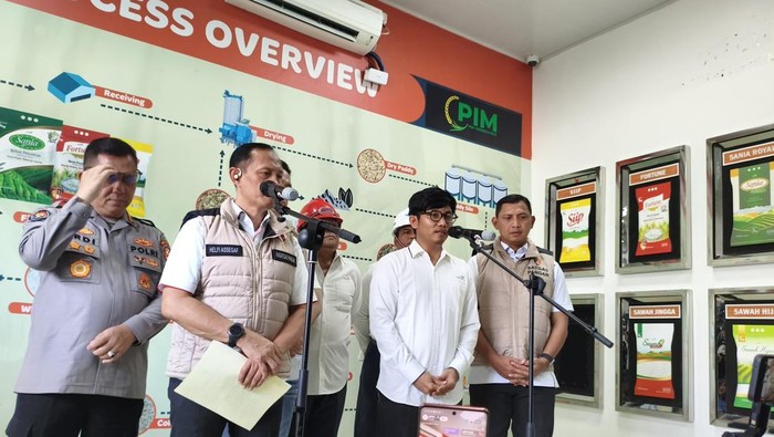 Deputy Factory Manager PT PIM, Roy Hidayat (kedua dari kanan/bicara menggunakan mic)-(Kurniawan/detikcom)
