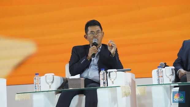 Direktur Utama Bank Jatim, Winardi Legowo menyampaikan paparan dalam acara LPS Financial Festival 2025 di Dyandra Convention Center, Surabaya, Jawa Timur, Rabu (6/8/2025). (CNBC Indonesia/Tias Budiarto)