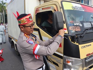 1.000 Bendera Merah Putih Dibagikan ke Pengendara di Kalteng