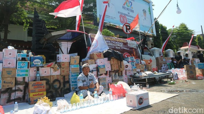 Donasi berdatangan untuk aksi menolak kenaikan PBB di Kabupaten Pati. Rabu (6/8/2025).