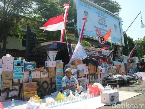 Donasi berdatangan untuk aksi menolak kenaikan PBB di Kabupaten Pati. Rabu (6/8/2025).