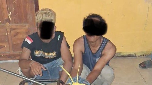 Dua pria berinisial KD (30) dan AP (23) ditangkap lantaran mencuri alat pertanian di Desa Bara, Kecamatan Woja, Dompu, Senin (21/7/2025). (Dok. Polres Dompu)