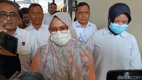 Mantan Wabup Sumbawa Dewi Noviany saat dibawa ke Rutan Polresta Mataram untuk dilakukan penahanan terkait korupsi masker COVID19, Rabu (6/8/2025). (Foto : Abdurrasyid Efendi/detikBali).