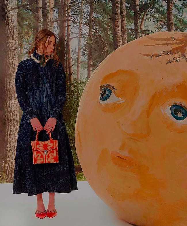 Wanita yang lahir St. Petersburg tersebut telah lulus dari ICART School of Cultural and Art Management tahun lalu. Luiza dilaporkan bekerja di L Galerie di Belleville dan Espace Albatros di Montreuil. Galeri-galeri tersebut dikenal karena pameran anti-perang dan dukungannya terhadap seni pembangkang. Foto: Instagram