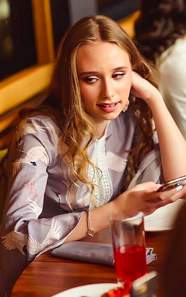 Padahal sebelumnya wanita yang tinggal di Paris dan jadi DJ tersebut sering menyembunyikan wajahnya. Hal tersebut bisa jadi untuk melindungi privasi dan serangan dari publik. Luiza kerap mendapat kritik karena dianggap memamerkan gaya hidup mewah saat negara sedang perang.  Foto: Instagram