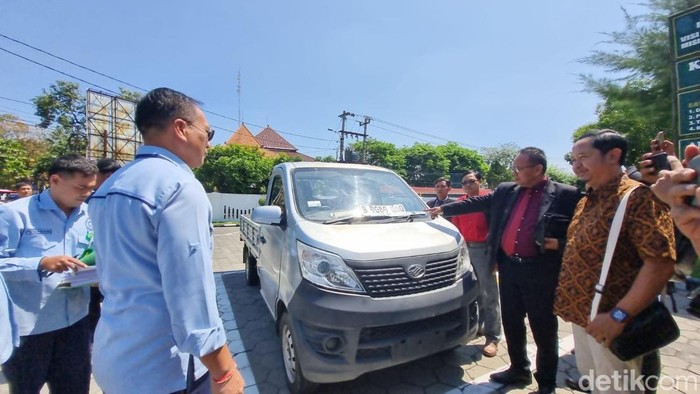 Penampakan mobil Esemka yang dibeli Aufaa Luqmana Re A saat diperiksa di PN Solo, Rabu (6/8/2025).