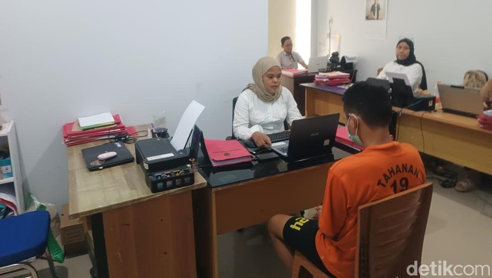 Fachrudin Azzahidi, suami pegawai Bandara internasional Lombok (BIL) Baiq Miranda Puspa Fratiwi, saat diperiksa di ruangan PPA Satreskrim Polres Lombok Tengah, Rabu (6/8/2025).