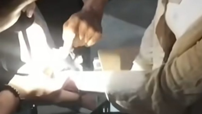 Gadis di Tangerang iseng main borgol hingga meminta bantuan Damkar, Selasa (5/8/2025).