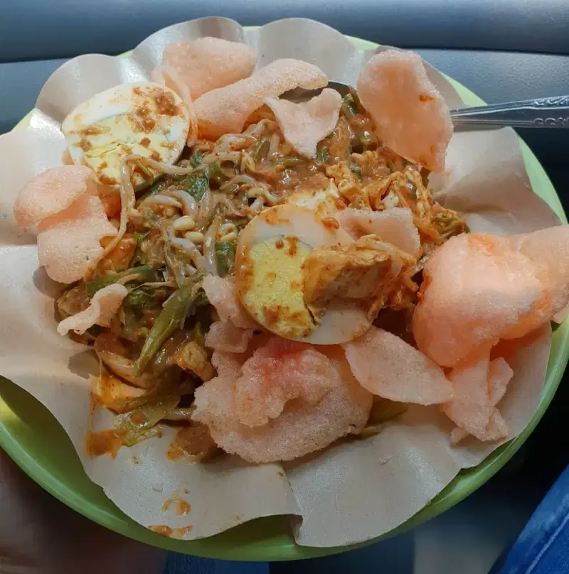 Gado-gado Kartanegara yang legendaris juga terkenal enak dan favorit banyak tokoh.