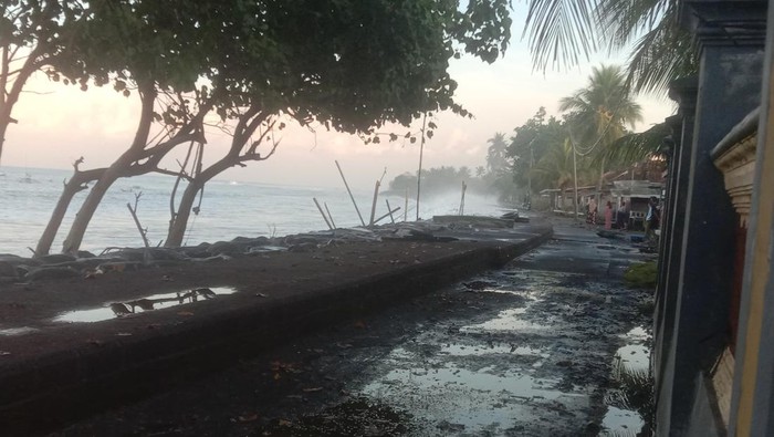 Gelombang tinggi rusak belasan perahu nelayan di perairan Desa Candikusuma, Kecamatan Melaya, Jembrana, Selasa (5/8/2025).