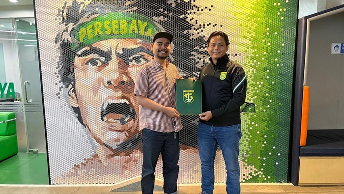 General Manager Persebaya Nanang Prianto bersama Mahardika Nurdian Syahputra saat proses penyerahan hibah lagu Song For Pride.