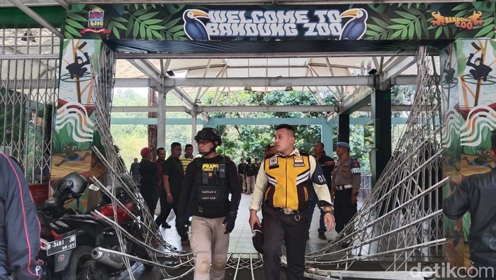 Gerbang Bandung Zoo dijebol