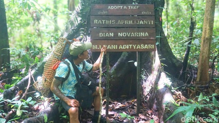 Lukisan telapak tangan menjadi daya tarik Goa Beloyot. Lukisan itu disebut-sebut sebagai warisan nenek moyang suku Dayak Lebo, peradaban 10.000 tahun lalu.