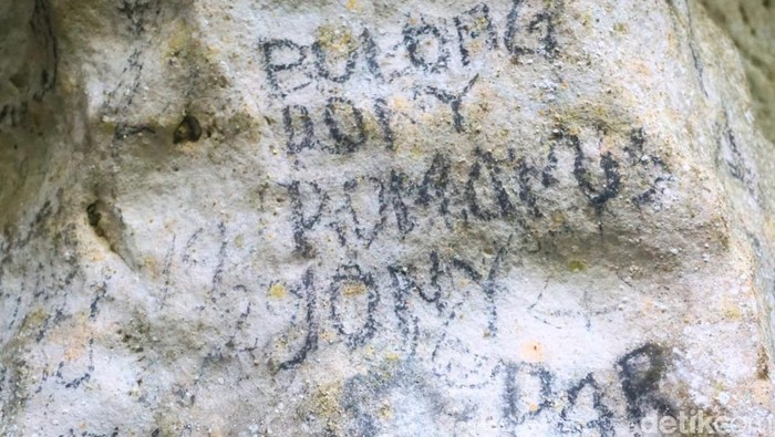 Goa Beloyot Lukisan telapak tangan menjadi daya tarik Goa Beloyot. Lukisan itu disebut-sebut sebagai warisan nenek moyang suku Dayak Lebo, peradaban 10.000 tahun lalu.