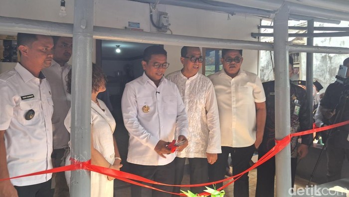 Gubernur Banten Andra Soni meresmikan hasil renovasi rumah dan pembangunan instalasi air bersih di Kabupaten Tangerang. (Arief/detikcom).