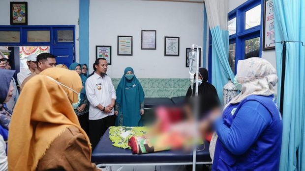 Gubernur Sulsel Andi Sudirman Sulaiman meninjau program Pelayanan Kesehatan Bergerak di Pulau Sabutung Pangkep.