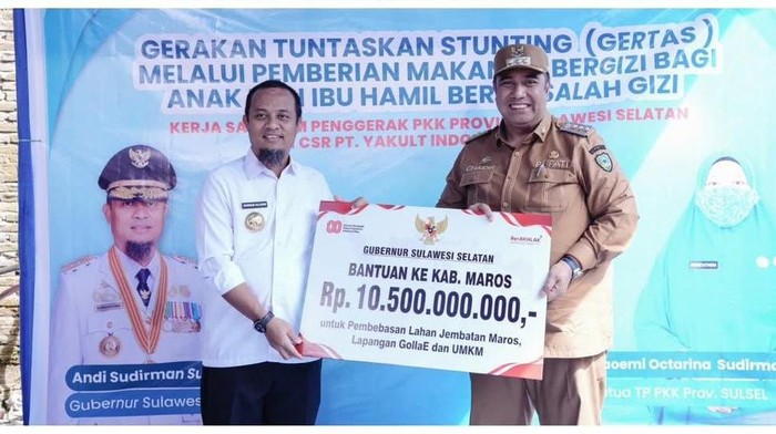 Gubernur Sulsel Andi Sudirman Sulaiman menyerahkan bantuan keuangan kepada Bupati Maros Chaidir Syam.