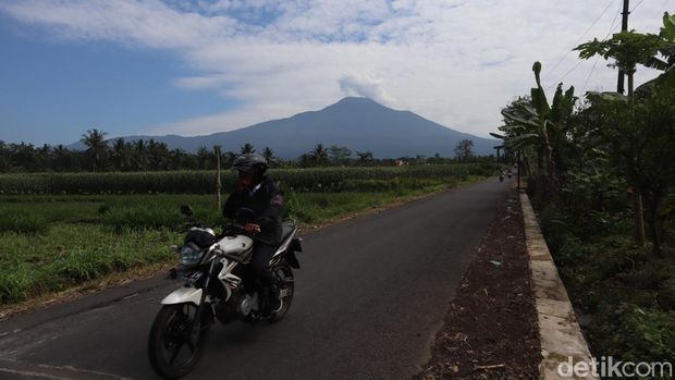 Kondisi puncak Gunung Slamet teramati dari Desa Karangturi, Kecamatan Sumbang, Kabupaten Banyumas, Rabu (6/8/2025).
