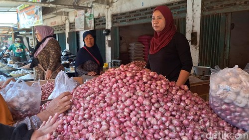 Harga bawang merah di Pasar Induk Mandalika terus naik, Rabu (6/8/2025). (Nathea Citra/detikBali)