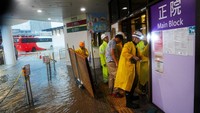 Para petugas memasang blokade di luar unit gawat darurat dan kecelakaan sebuah rumah sakit yang terendam banjir saat hujan deras. Foto: REUTERS/Lam Yik