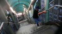 Tangga umum di kawasan pusat keuangan Hong Kong berubah jadi air terjun dadakan saat curah hujan mencapai 90 mm per jam. Foto: REUTERS/Lam Yik