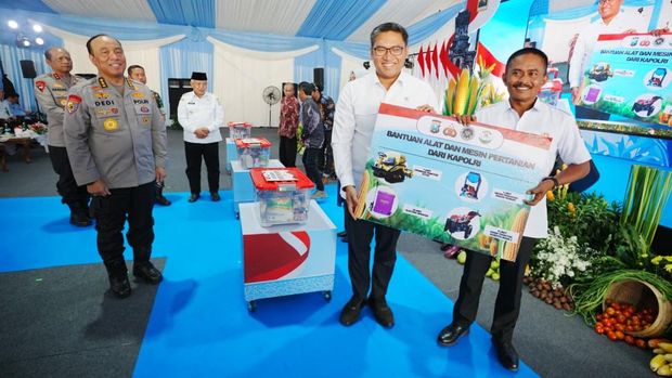 Irwasum Polri Komjen Dedi Prasetyo memimpin Panen Raya Jagung di Malang, Jawa Timur (Jatim), Rabu (6/8/2025).