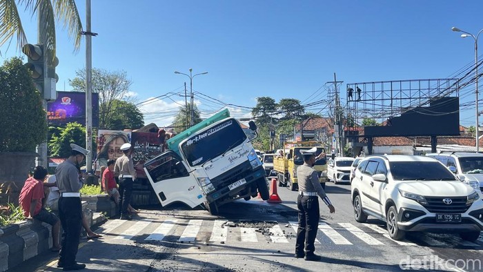 Jalan ambles akibat saluran pipa air PDAM bocor di simpang Bypass Ngurah Rai, Sanur, Rabu (6/8/2025).