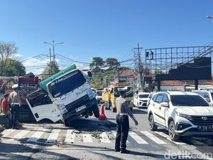 Saluran Pipa Air Jebol di Bypass Simpang McD Sanur, Truk Terperosok