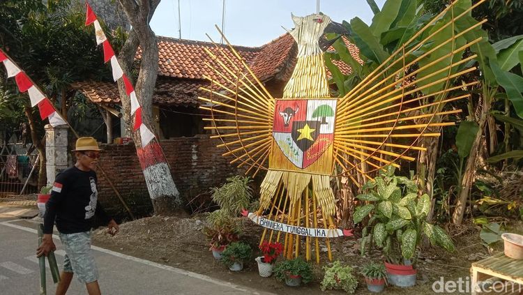 Warna-warni di Jalanan Desa Krasak Indramayu Jelang HUT ke-80 RI