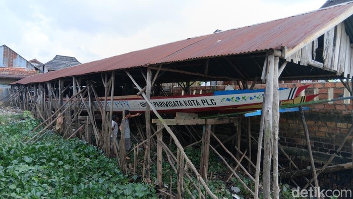 Jelang Festival Bidar Tradisional, pemilik bidar kebut perbaikan perahu untuk lomba.