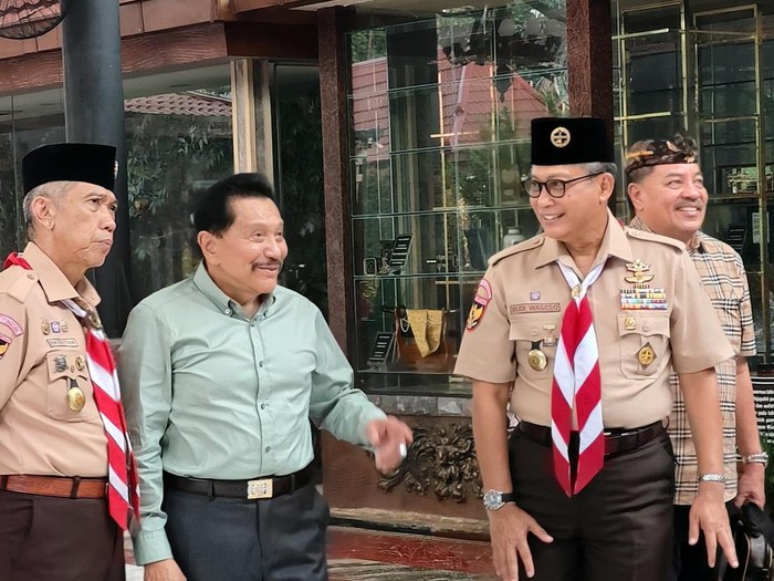 Jenderal TNI (Purn) AM Hendropriyono dan Ketua Kwarnas Komjen Pol (Purn) Budi Waseso (Buwas) berdiskusi soal tantangan Pramuka bagi generasi Z. (dok Ist)