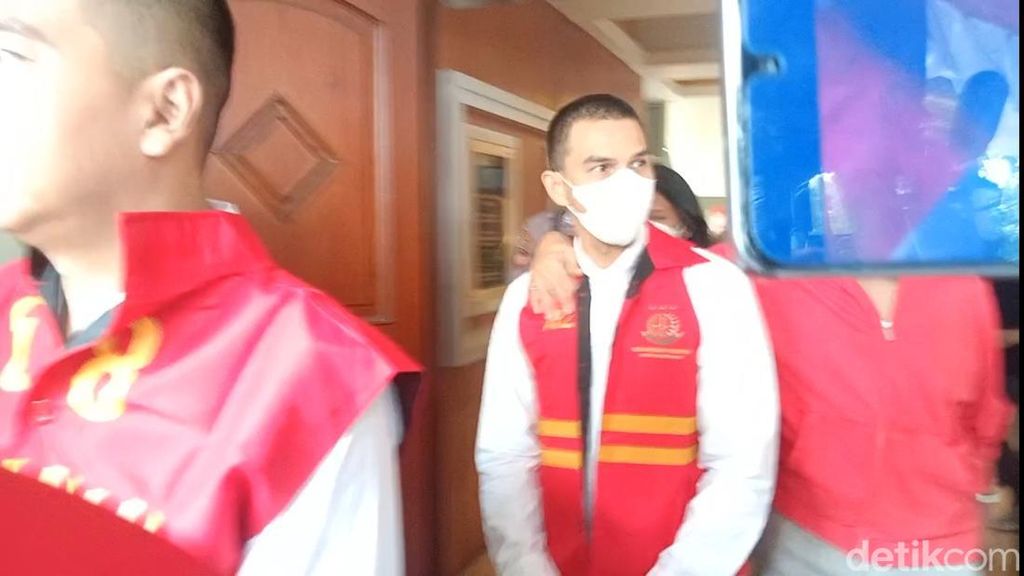 Jonathan Frizzy Berambut Cepak Jalani Sidang Perdana Penyalahgunaan Obat Keras