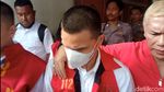 Jonathan Frizzy Berompi Tahanan dan Tangan Diborgol Usai Sidang Kasus Obat Keras
