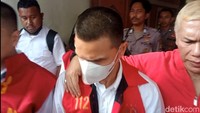 Jonathan Frizzy memakai masker berwarna putih. Jonathan terseret kasus yang bermula karena temuan vape mengandung etomidate yang dibawa oleh tersangka BTR di Bandara Soekarno Hatta. Foto: Muhammad Ahsan Nurrijal/detikcom
