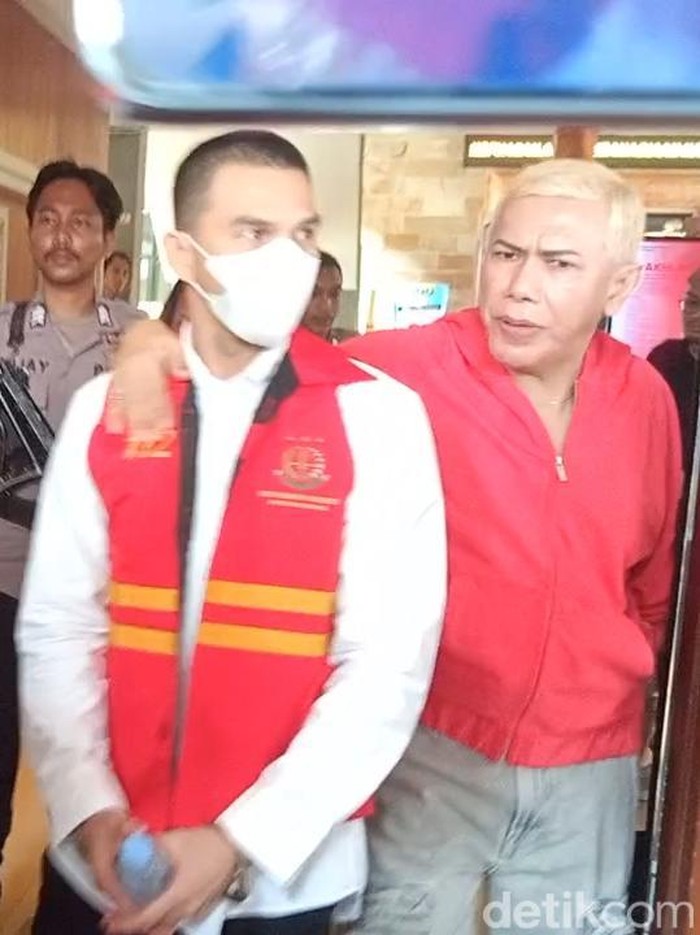 Jonathan Frizzy Jonathan Frizzy jalani sidang perdana kasus obat keras di Pengadilan Negeri Tangerang, Rabu (6/8/2025).