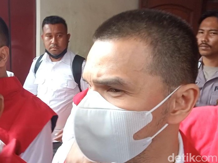 Jonathan Frizzy Jonathan Frizzy jalani sidang perdana kasus obat keras di Pengadilan Negeri Tangerang, Rabu (6/8/2025).