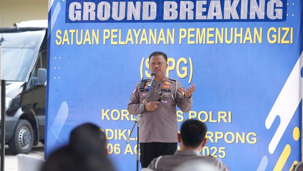 Kakorlantas Polri Irjen Agus Suryonugroho groundbreaking SPPG untuk mendukung program Makan Bergizi Gratis (MBG) pemerintahan Presiden Prabowo Subianto. (dok Korlantas)