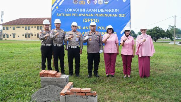 Kakorlantas Polri Irjen Agus Suryonugroho groundbreaking SPPG untuk mendukung program Makan Bergizi Gratis (MBG) pemerintahan Presiden Prabowo Subianto. (dok Korlantas)