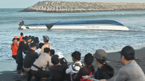 Petugas bersama warga berusaha menarik kapal cepat Bali Dolphin Cruise 2 ke tepi pantai di kawasan Sanur, Denpasar, Bali, Selasa (5/8/2025). Kapal wisata yang mengangkut 75 penumpang dan lima awak kapal dari Pelabuhan Nusa Penida itu tenggelam dan kandas di alur masuk Pelabuhan Sanur yang mengakibatkan dua orang penumpang warga negara China meninggal dunia serta satu orang awak kapal masih dalam proses pencarian. ANTARA FOTO/Fikri Yusuf/YU