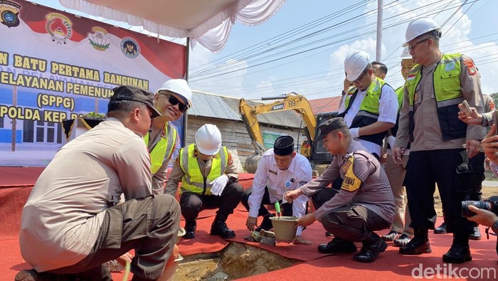 Kapolda Babel Irjen Hendro Pandowo kembali melakukan groundbreaking proyek kedua pembangunan Gedung SPPG.