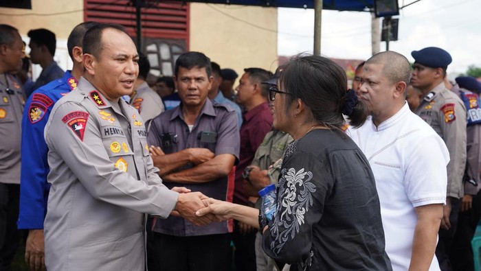 Kapolda Riau Irjen Herry Heryawan melayat ke rumah duka Ipda Donald Junus Halomoan untuk memberikan penghormatan terakhir kepada almarhum, Rabu (6/8/2025).