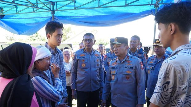 Kapolda Riau Irjen Herry Heryawan melayat ke rumah duka Ipda Donald Junus Halomoan untuk memberikan penghormatan terakhir kepada almarhum, Rabu (6/8/2025).