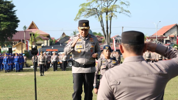 Kapolda Riau Irjen Herry Heryawan memimpin doa untuk Ipda Donald Junus Halomoan yang gugur melawan karhutla, Rabu (6/8/2025).